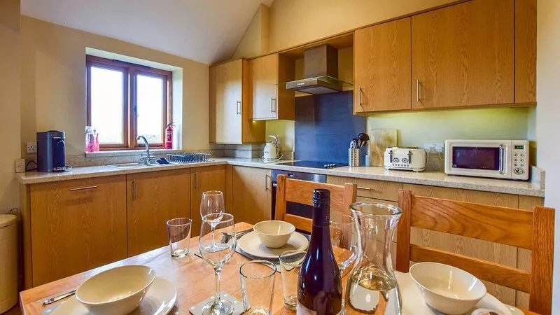 Cider House at Oosland Barns - sleeps 4 guests  in 2 bedrooms