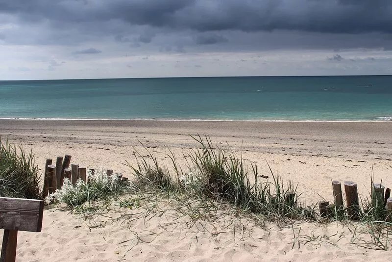 300 meters from the sea, house on enclosed land not overlooked for 9 people.