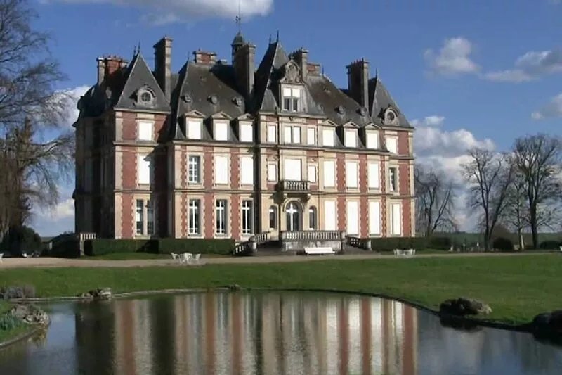 Historic castle near Paris, Disney, CDG. Sleeps 8 in 4 bedrooms,  3 full baths!