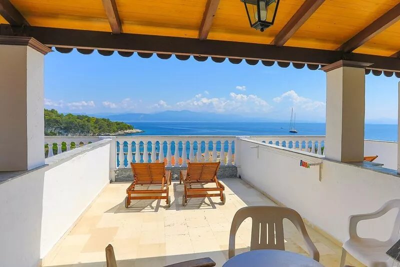 Faros Dio: Gaios studio, sea views, private sun-loungers