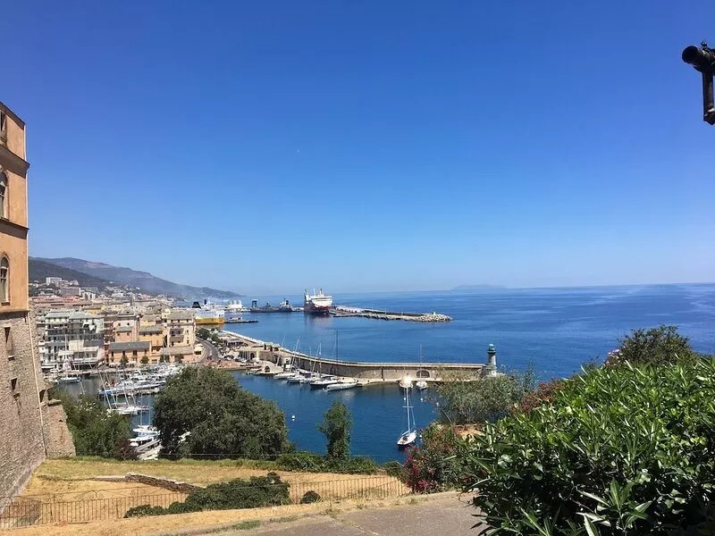 Calm and cozy apartment. Good as new. Bastia hyper center