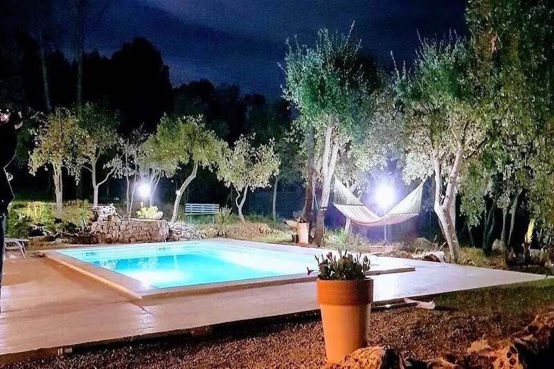 In the heart of 4600m2 of oaks, quiet: swimming pool, tennis, pétanque, private