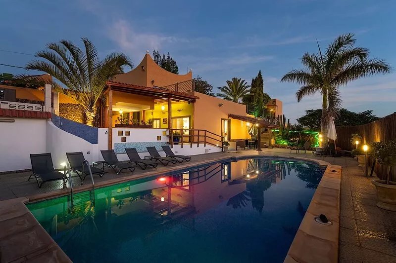 Private heated swimming pool. A/C in bedrooms. Barbecue. Free WIFI