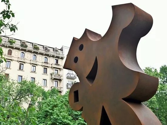 Scultura "Il Pedone"