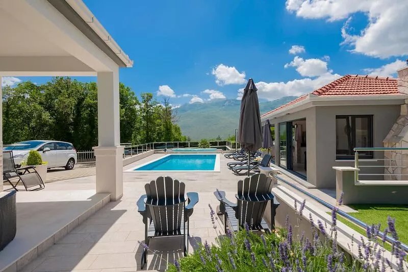 Awesome home in Zagvozd with jacuzzi