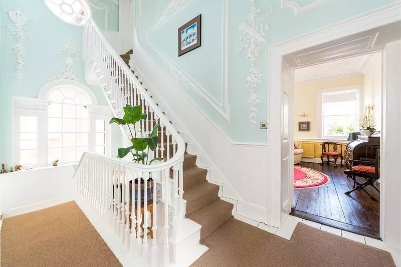Stunning and spacious Georgian town house in historic town centre with parking!