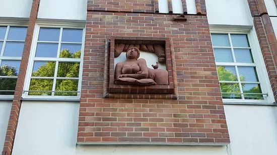 Frau am Fenster