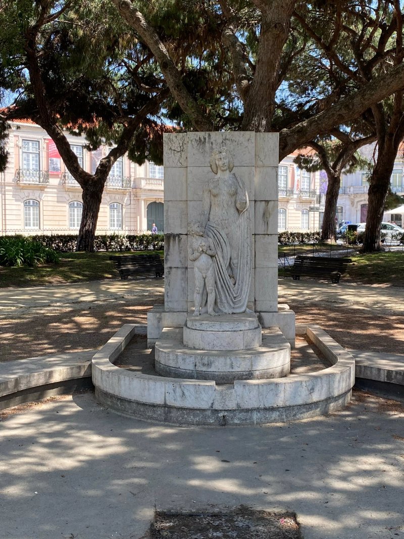 Figura Feminina (com crianca)