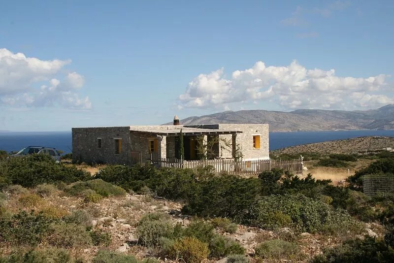 Unique villa, peaceful area, 1.600cc SUV and boat trips included in price