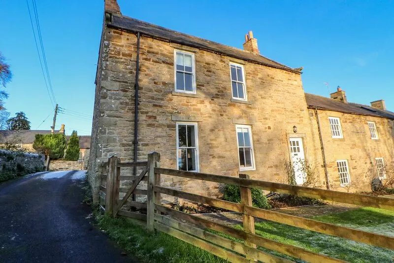 EAST FARMHOUSE COTTAGE, family friendly, with open fire in Humshaugh