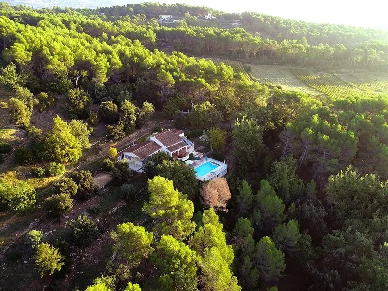 AIR-CONDITIONED VILLA WITH HEATED POOL AND BREATHTAKING VIEW