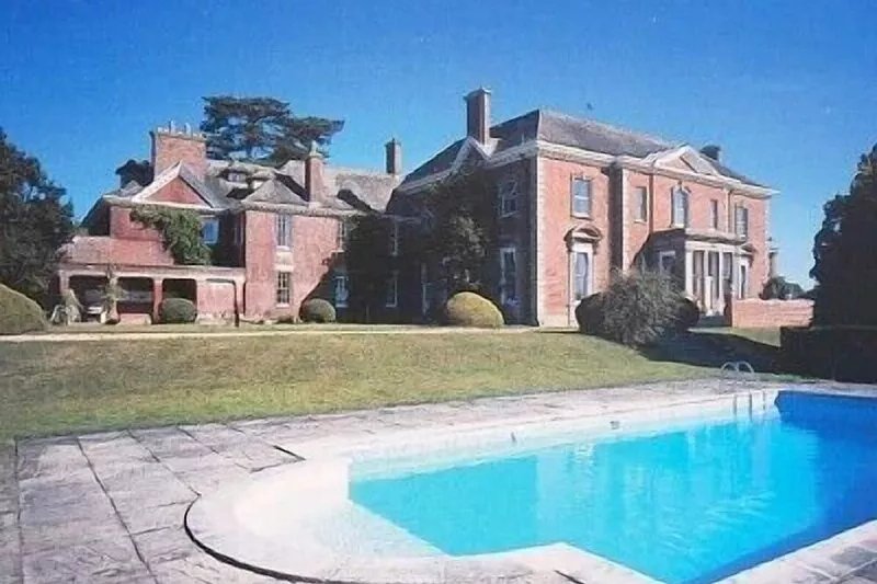 A magnificent Georgian Country Mansion in a delightful parkland setting