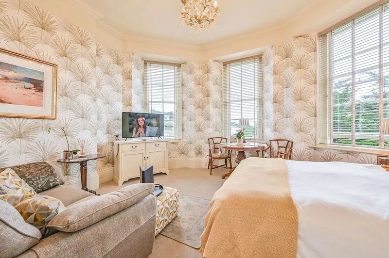 Apartment 7 - The Muntham Luxury Apartments. Spacious Bright First Floor Studio