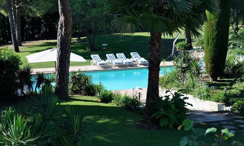 Luxurious Provençal villa with pool and beautiful garden