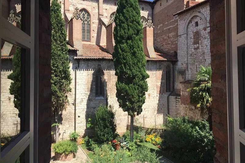 Heart of Albi apartment in the Saint-Salvi cloister
