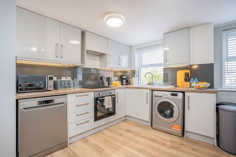 Charming Apartment In Andover Town Centre 55'' 4K Smart TV Netflix