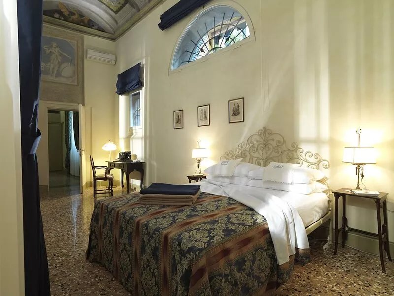 Luxury Apartment In An Ancient Historical Palace In The Heart Of Bologna