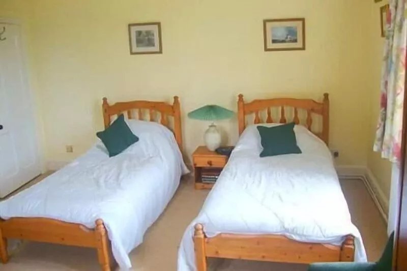 Twin Ensuite Yellow Room at Burcombe Manor