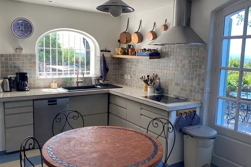 Beautiful 6 bedroom villa in a quiet pool near Aix en Provence exceptional site