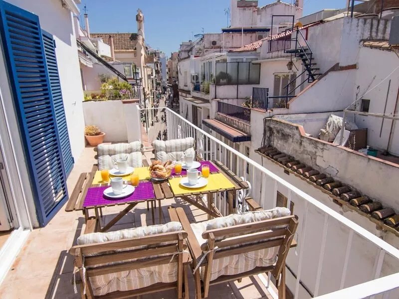 PURPLE ATTIC BY BLAUSITGES Penthouse with terrace, AC and WIFI in Sitges.