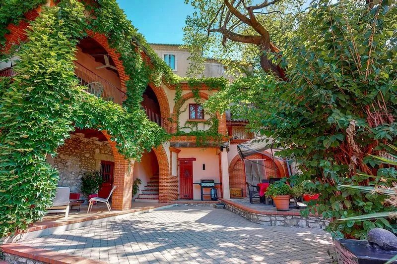 Grande Maison avec piscine et parc proche St Guilhem le Désert