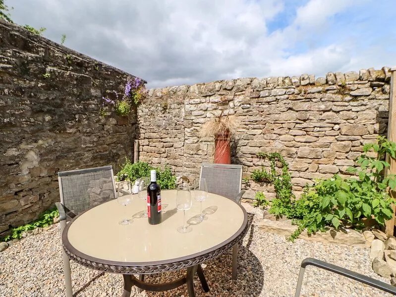 HAWTHORNE COTTAGE, pet friendly, with a garden in Cotherstone