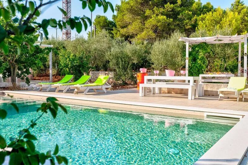 OSTUNI HILLS Villa with Pool and Seaview. Very close Aventura Park