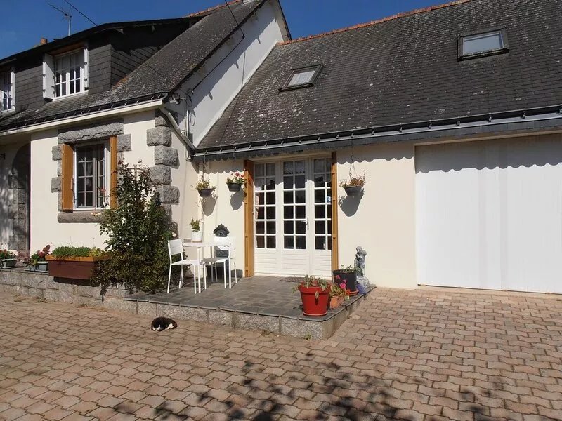 Gîte "B & B" La Clôture "Josselin a tourist town with beautiful chateau.