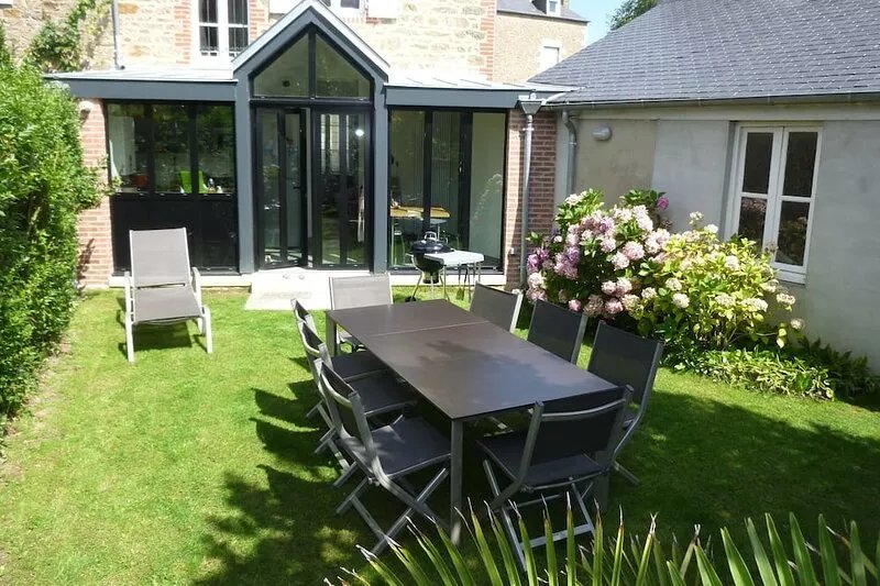 House Dinard, ideally located close to Saint Enogat beach. Wifi. Parking