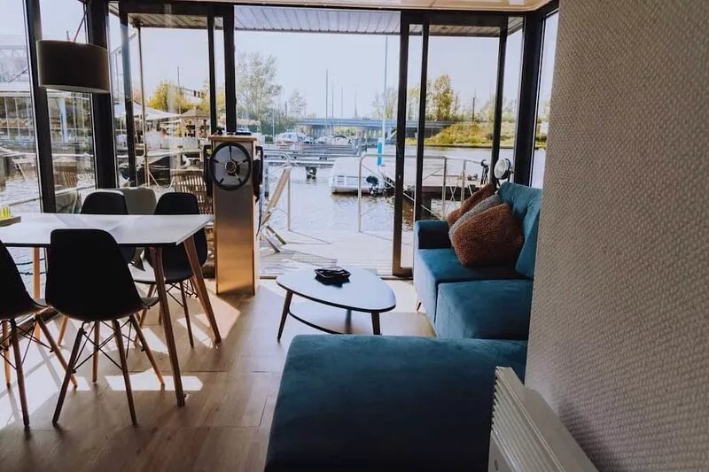Modern houseboat with roof terrace, on Uitgeestermeer