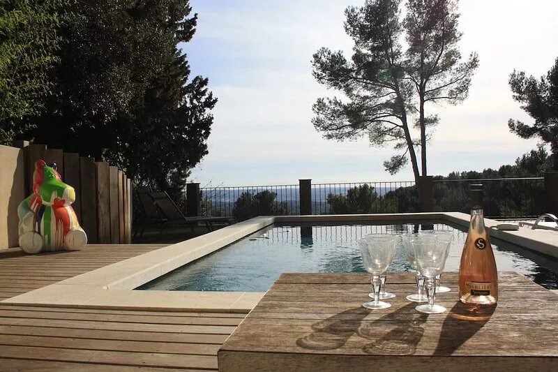 Charm and authenticity on the heights of Aix en Provence 4km from the Rotonde