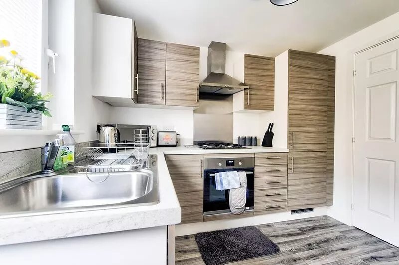 2-Bedroom Holiday Home With Private Garden & Parking