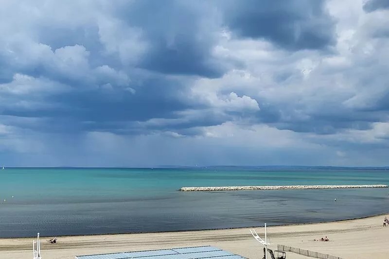 Une Escale en bord de Plage avec piscine et jardins.