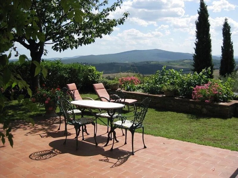 Charming Chianti hilltop house, exceptional views, large swimming pool