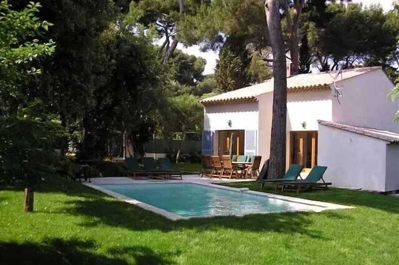 Stylish, Contemporary Villa heated pool, 10 mins walk to Beach