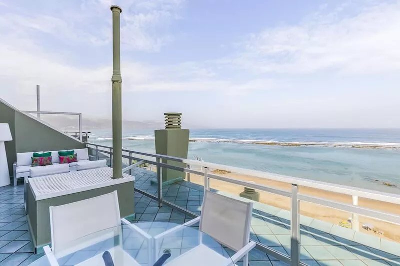 Beachfront penthouse with a 30 Square meters terass and free Wifi.