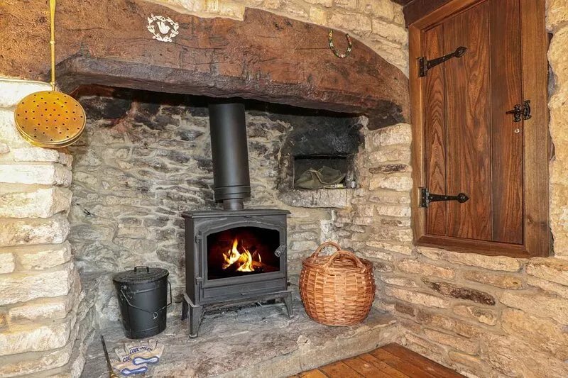 LITTLE END, family friendly, character holiday cottage in Stroud