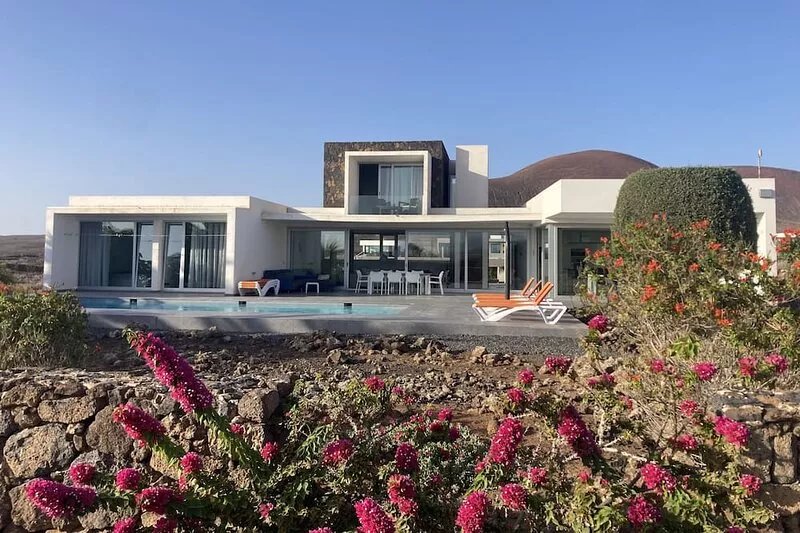 FANTASTIC VILLA AT THE FOOT OF THE LAJARES VOLCANO - 3 bedrooms - heated pool