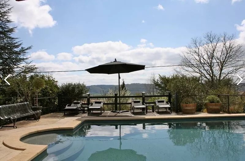Grand Vue vert -Spacious 2 Bedroom  Gite,heated pool on edge of medieval village