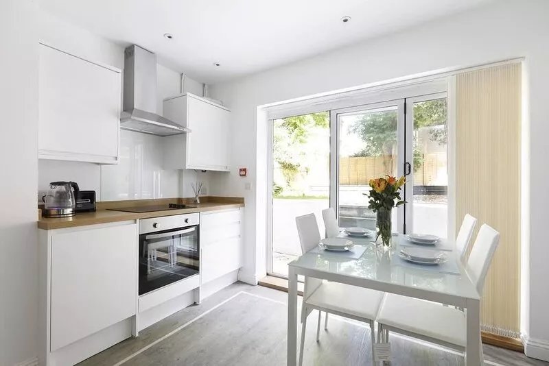 MODERN 2  BEDROOM - PRIVATE ENTRANCE AND GARDEN. CLOSE TO HOVE BEACH