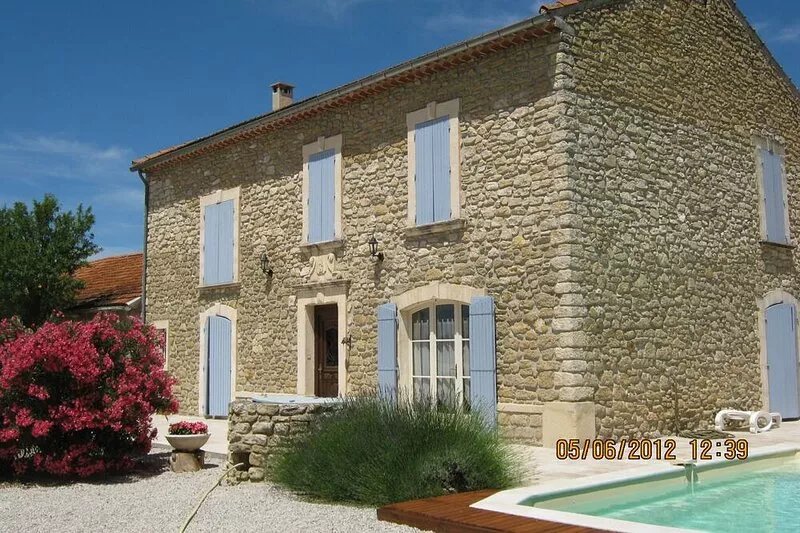 Rental renovated stone house with pool in VACQUEYRAS 6 people