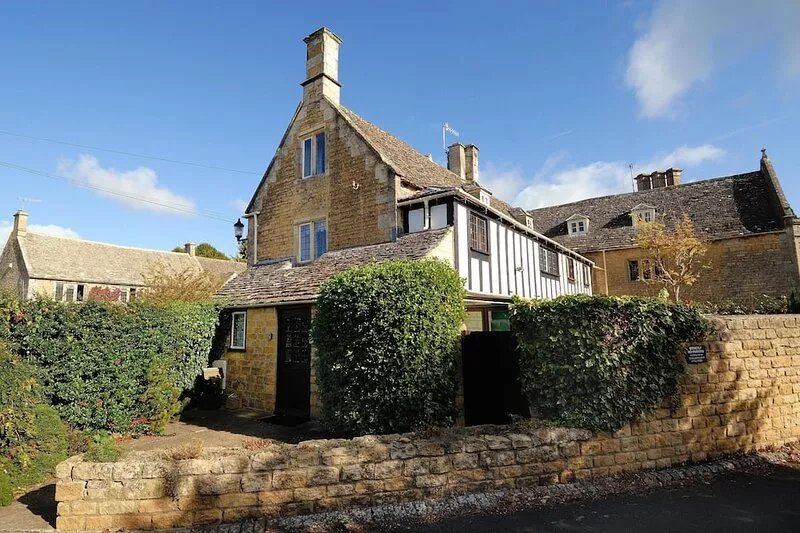 Cloisters Cottage in Bourton-on-the-water With Off Road Park For Two Cars