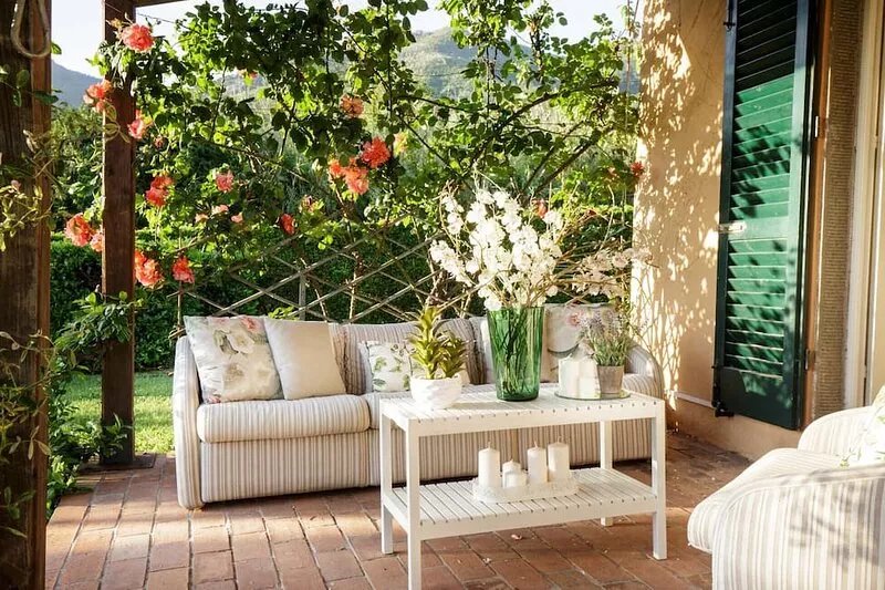 ROMANTIC FARMHOUSE VILLA WITH PRIVATE INFINITY POOL AND GREAT VIEWS IN LUCCA