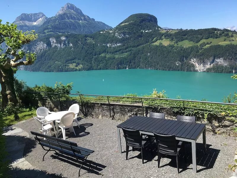 Spacious apartment in a unique location directly above Lake Lucerne