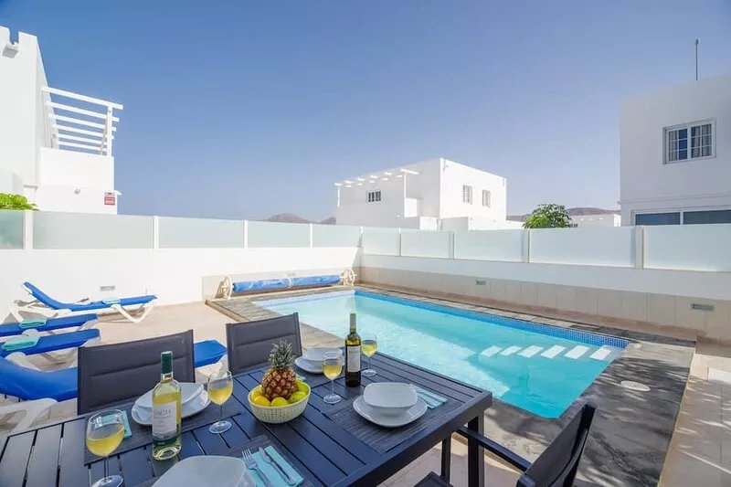 Beautifully Furnished 2 bedroom/2 Bathroom Villa 15 Min Walk to Marina Rubicon.