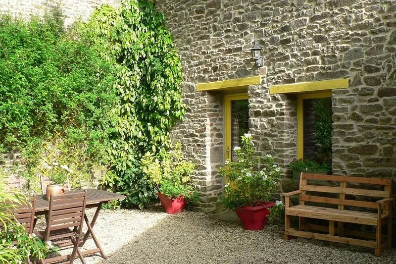Character cottage between Dinan and St Malo. Quiet, close to tourist sites