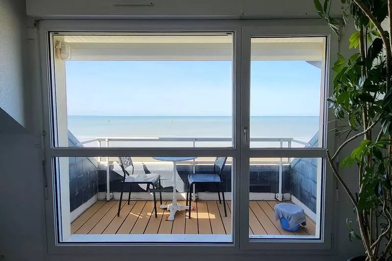 Magnificent Apartment / beachfront duplex 'feet in water'