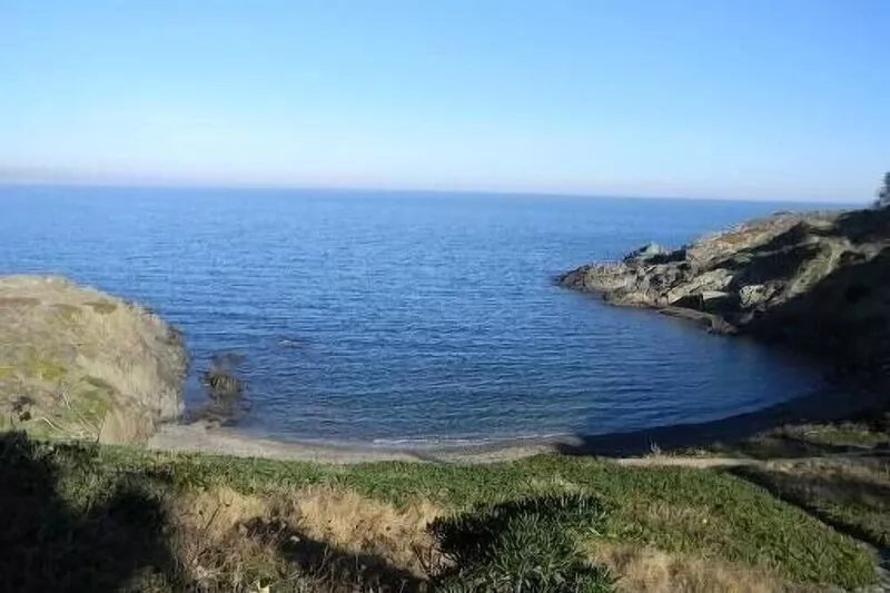 T2 feet in the water. Exceptional setting. Direct access to the sea from the