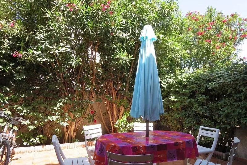 Air-conditioned house in residence with swimming pool
