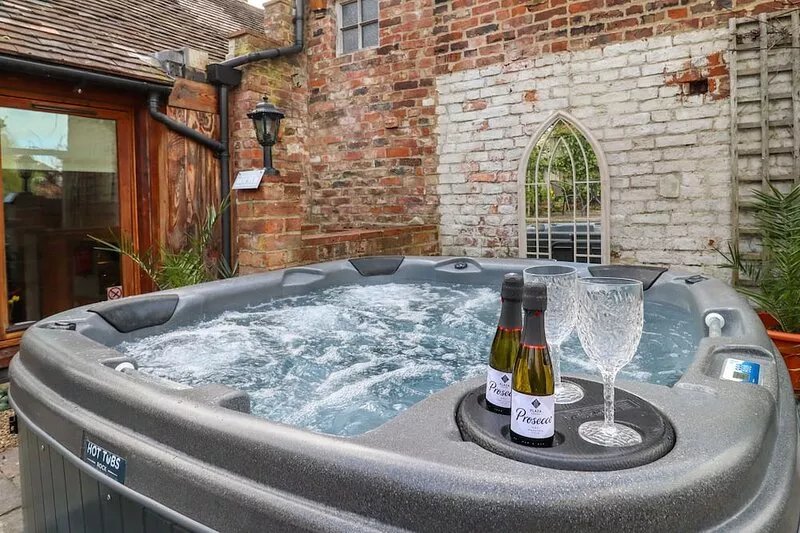 RUNNYMEDE, pet friendly, character holiday cottage in Tewkesbury